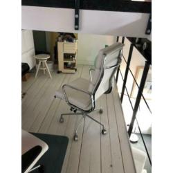 eames EA-219 softpad bureaustoel wit leder