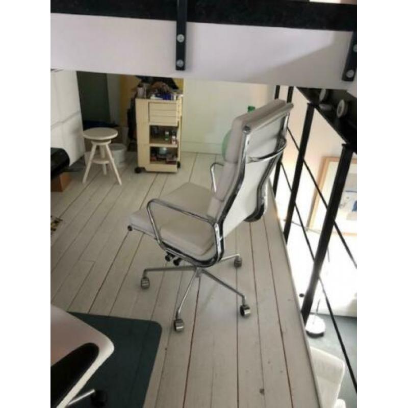 eames EA-219 softpad bureaustoel wit leder