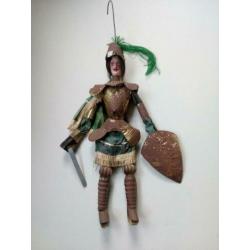 Antieke ridder marionet(straattheater).Hout/metaal.