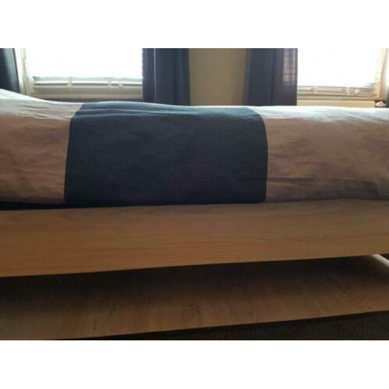 1 persoonsbed, 208cm x 95cm, inclusief matras.