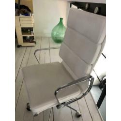 eames EA-219 softpad bureaustoel wit leder