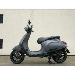 Vespa Sprint 4T snor 8300km nieuwstaat