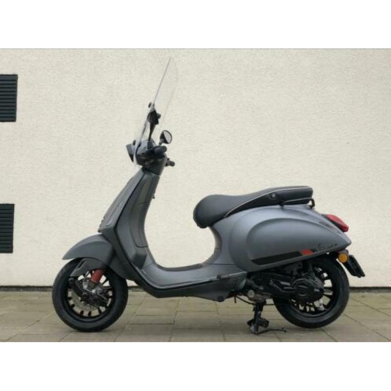 Vespa Sprint 4T snor 8300km nieuwstaat