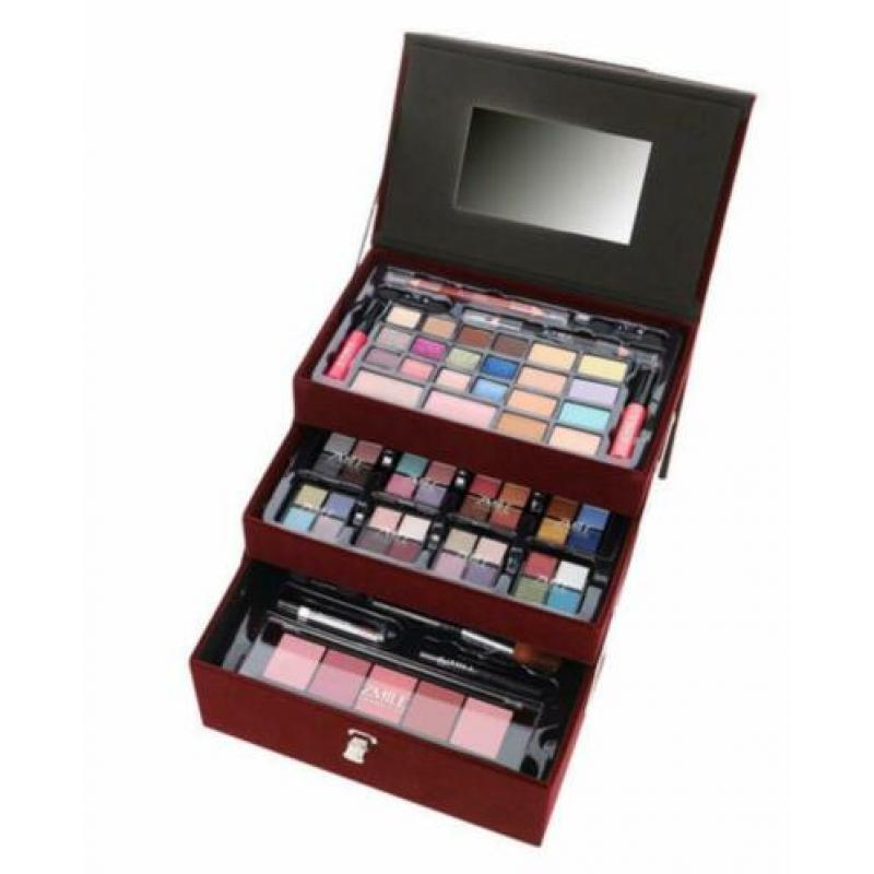Ruim assortiment gevulde make-up koffers en make-up dozen