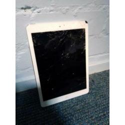 iPads met kapotte schermen te koop.