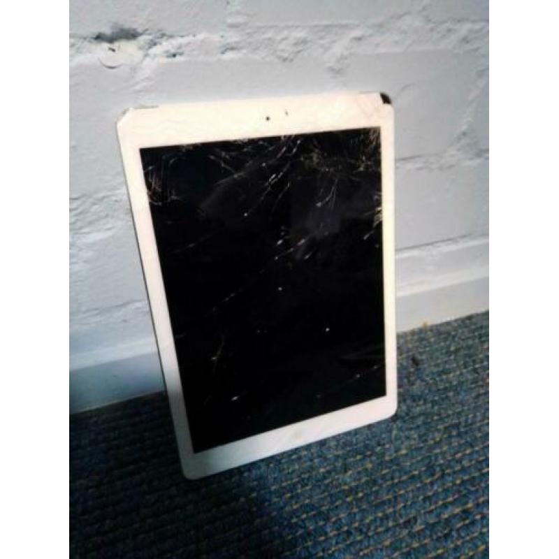 iPads met kapotte schermen te koop.