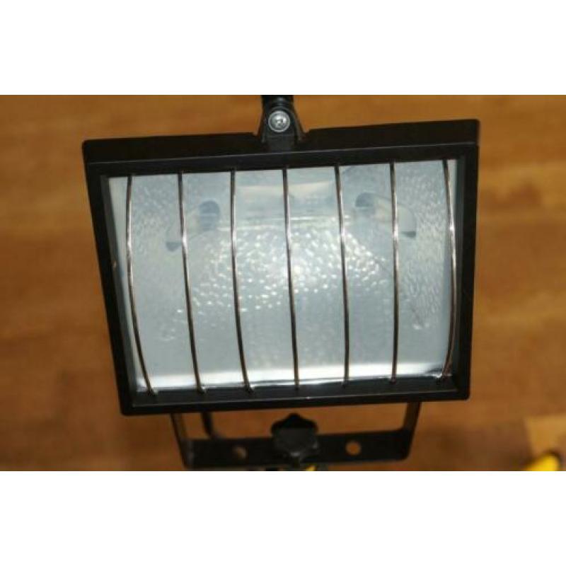 5 stuks bouwlamp en statief zo goed als nieuw .