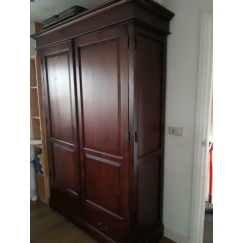 Ruime kast met planken. 220 hoog 50 diep 140 breed.