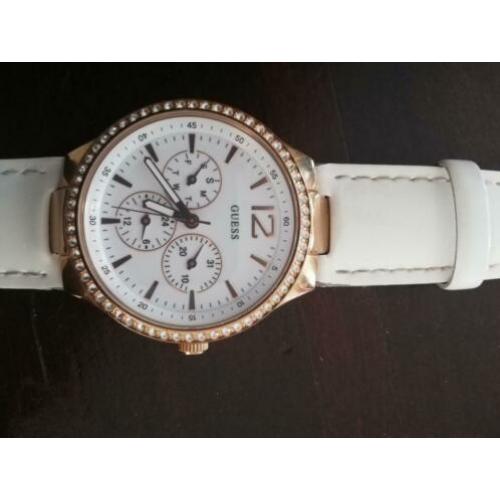 Guess. Goud met witleder band