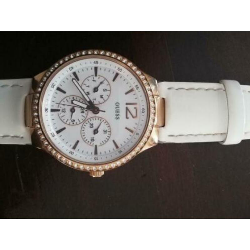 Guess. Goud met witleder band