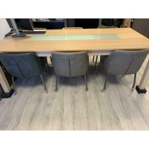 Kantoor meubilair tafel en leren stoelen