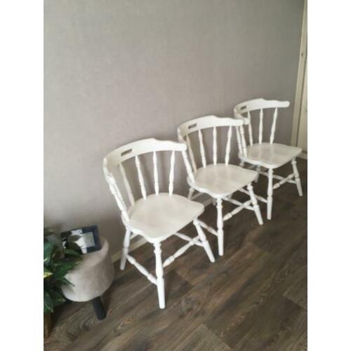 3 witte houten stoeltjes in 1 koop. Bieden vanaf 15€
