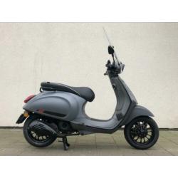 Vespa Sprint 4T snor 8300km nieuwstaat