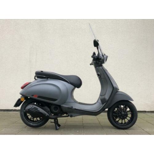 Vespa Sprint 4T snor 8300km nieuwstaat