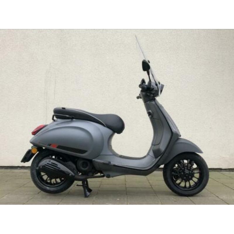 Vespa Sprint 4T snor 8300km nieuwstaat