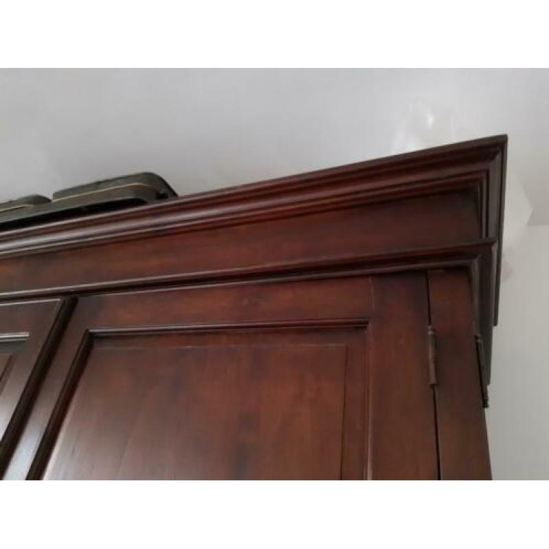 Ruime kast met planken. 220 hoog 50 diep 140 breed.
