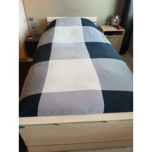 1 persoonsbed, 208cm x 95cm, inclusief matras.