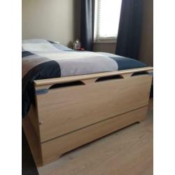 1 persoonsbed, 208cm x 95cm, inclusief matras.