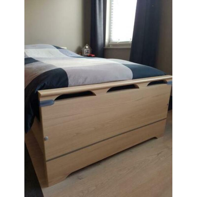 1 persoonsbed, 208cm x 95cm, inclusief matras.
