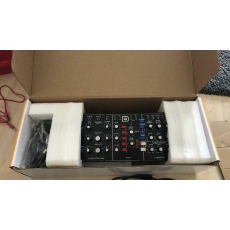 Behringer Model D synthesizer incl midi kabels