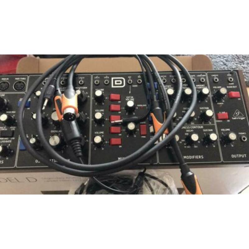 Behringer Model D synthesizer incl midi kabels
