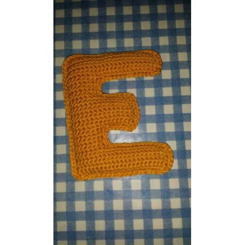 Kraamcadeautje: gehaakte rammelaar letter