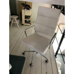 eames EA-219 softpad bureaustoel wit leder