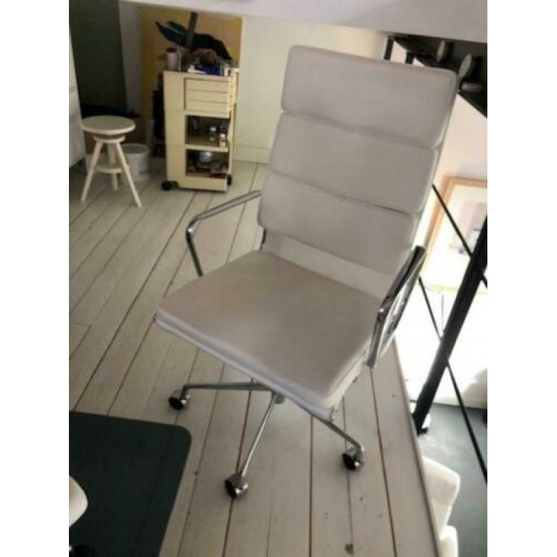 eames EA-219 softpad bureaustoel wit leder