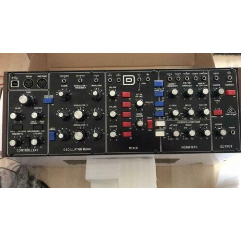 Behringer Model D synthesizer incl midi kabels