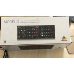 Behringer Model D synthesizer incl midi kabels