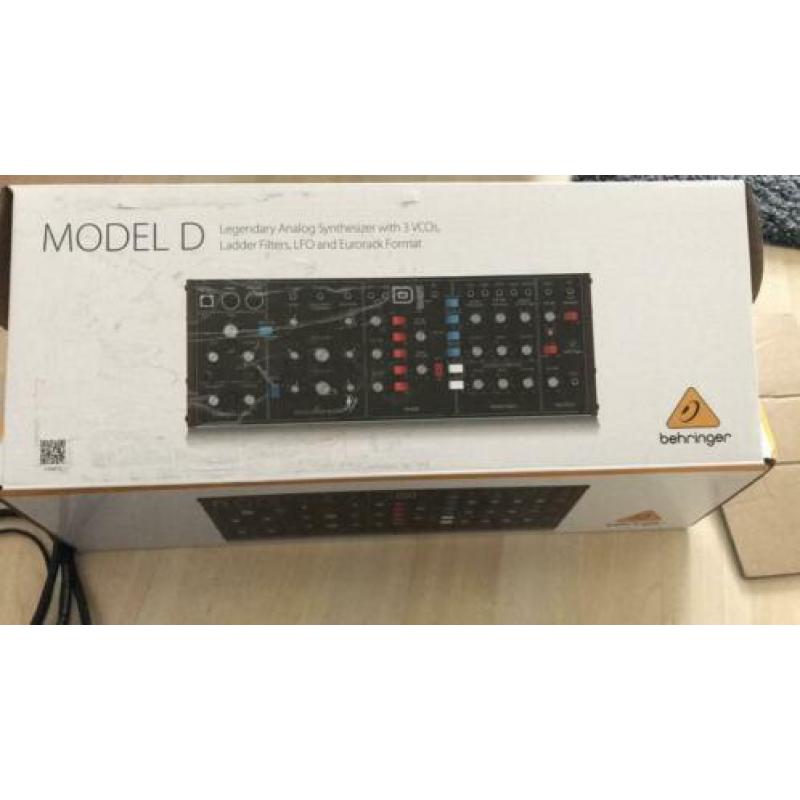 Behringer Model D synthesizer incl midi kabels