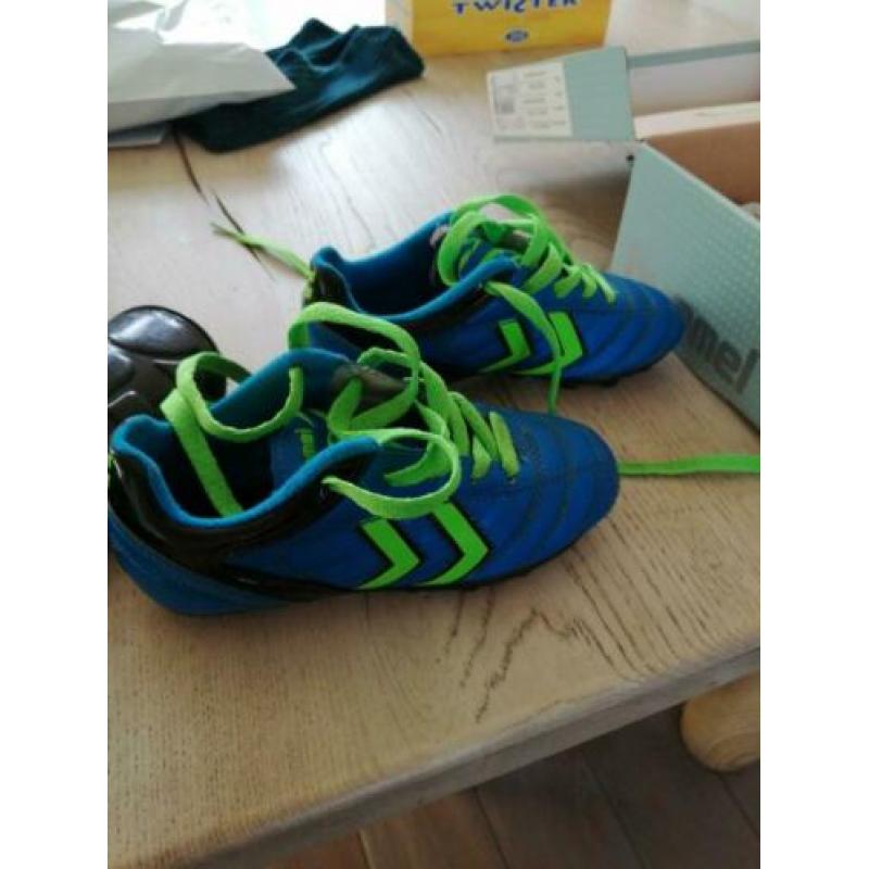 Voetbalschoenen Hummel maat 27 inclusief scheenbeschermers