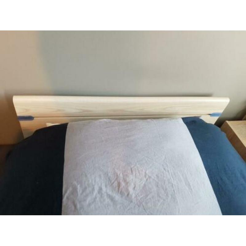 1 persoonsbed, 208cm x 95cm, inclusief matras.