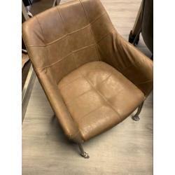Kantoor meubilair tafel en leren stoelen