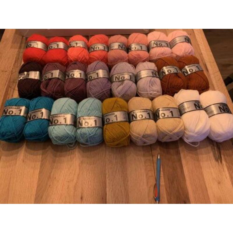 Mooie mix partij van 25 bollen Lammy no.1 div. combinaties