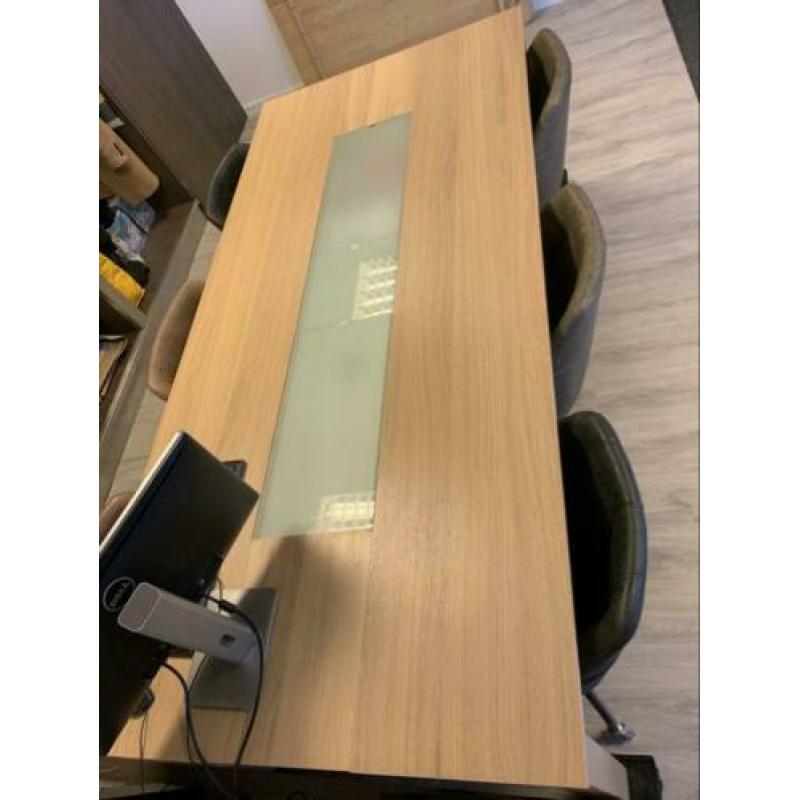 Kantoor meubilair tafel en leren stoelen