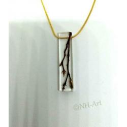 Moderne halsketting met een in epoxy hars gegoten boomtakje