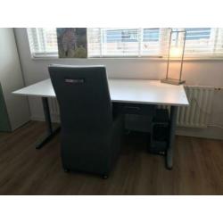 Ikea bureau en stoel mogen voor een klein prijsje weg