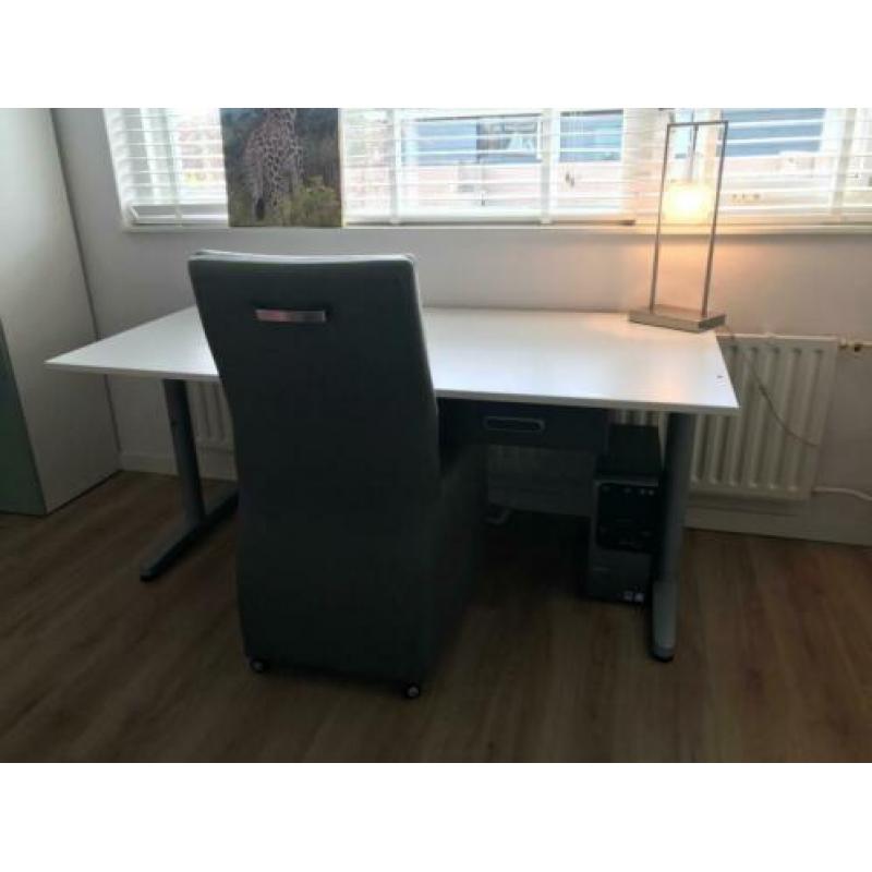 Ikea bureau en stoel mogen voor een klein prijsje weg