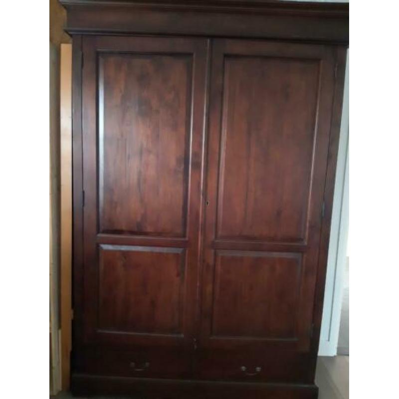 Ruime kast met planken. 220 hoog 50 diep 140 breed.