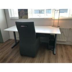 Ikea bureau en stoel mogen voor een klein prijsje weg