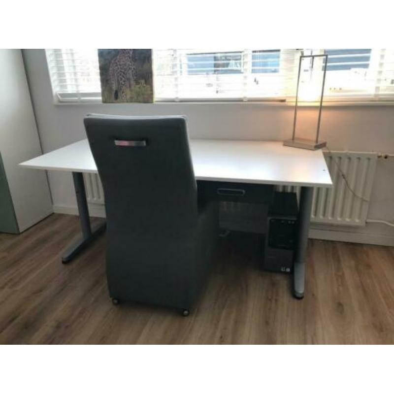 Ikea bureau en stoel mogen voor een klein prijsje weg