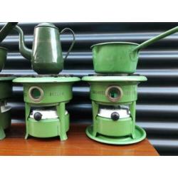Reseda groen emaille, petroleumstellen, steelpannen 60s 70s