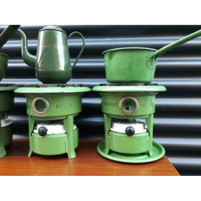 Reseda groen emaille, petroleumstellen, steelpannen 60s 70s