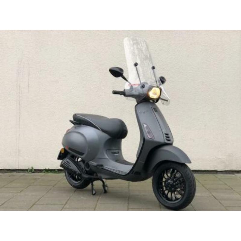 Vespa Sprint 4T snor 8300km nieuwstaat