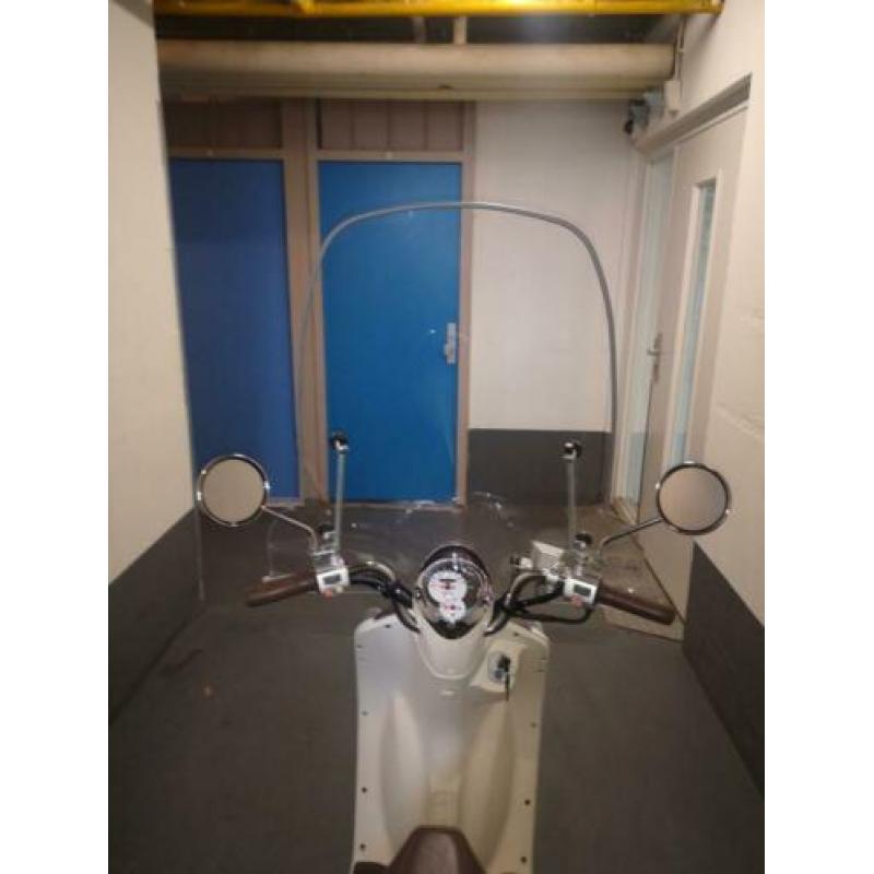 Sym mio uit 2010. 2kW, 1 cillinder