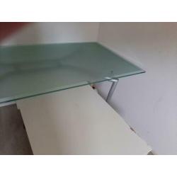Eettafel van glas voor een kleine vergoeding