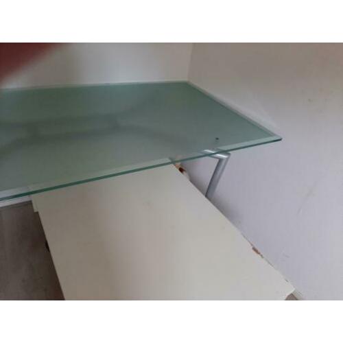 Eettafel van glas voor een kleine vergoeding