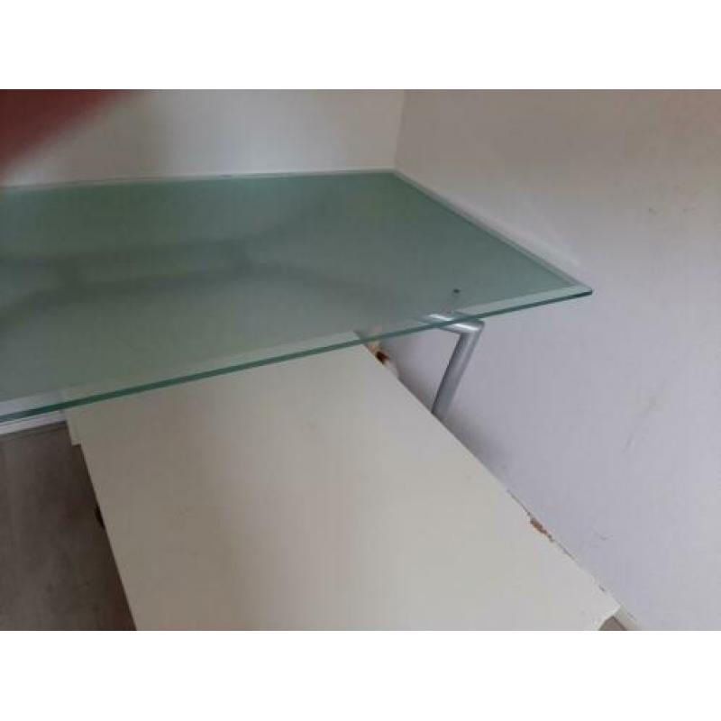 Eettafel van glas voor een kleine vergoeding