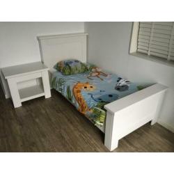 Bed, matras en tafeltje